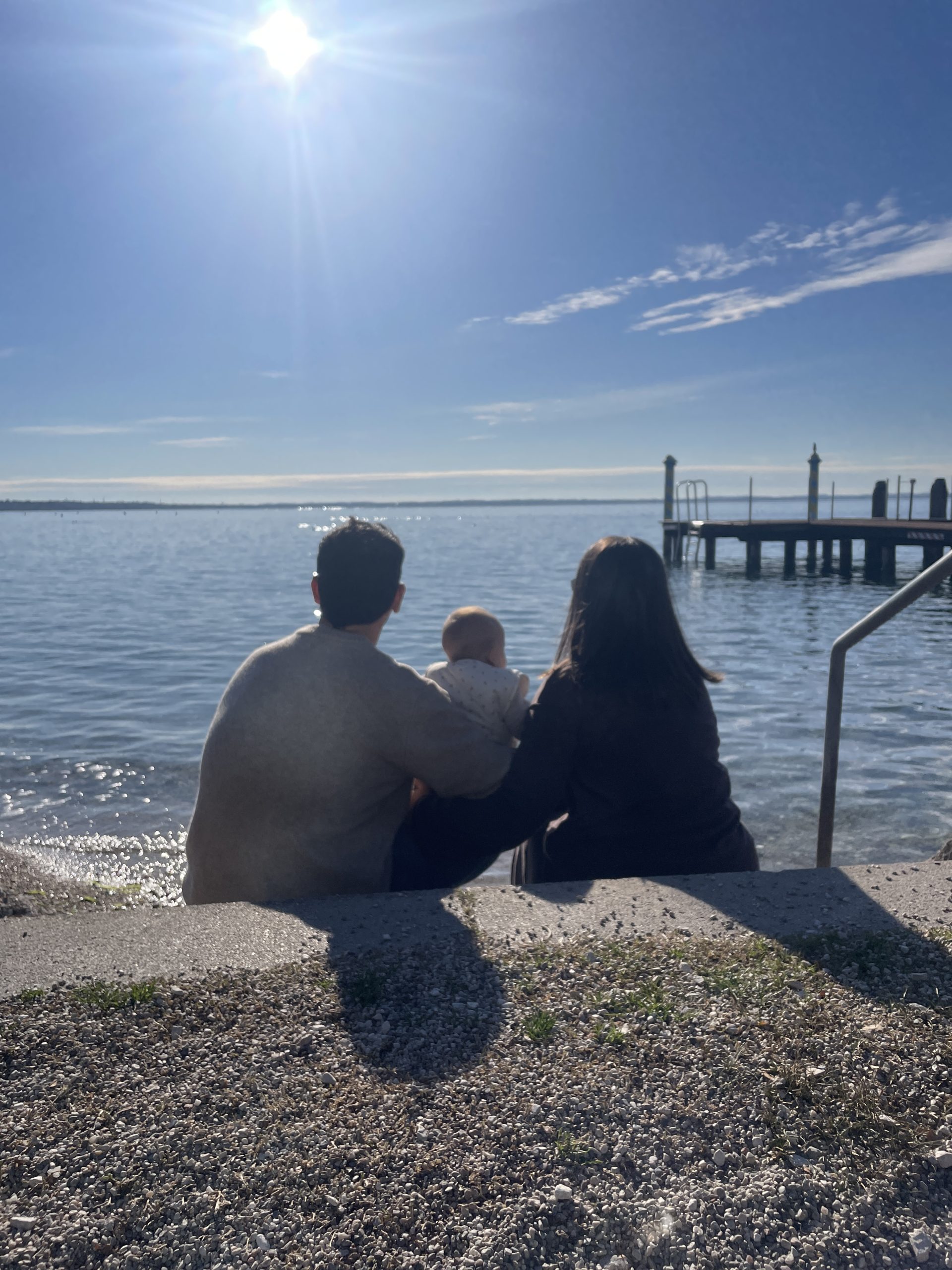 Pareja de padres jóvenes con una hija a horillas del lago di garda. Tartaruga experiencias