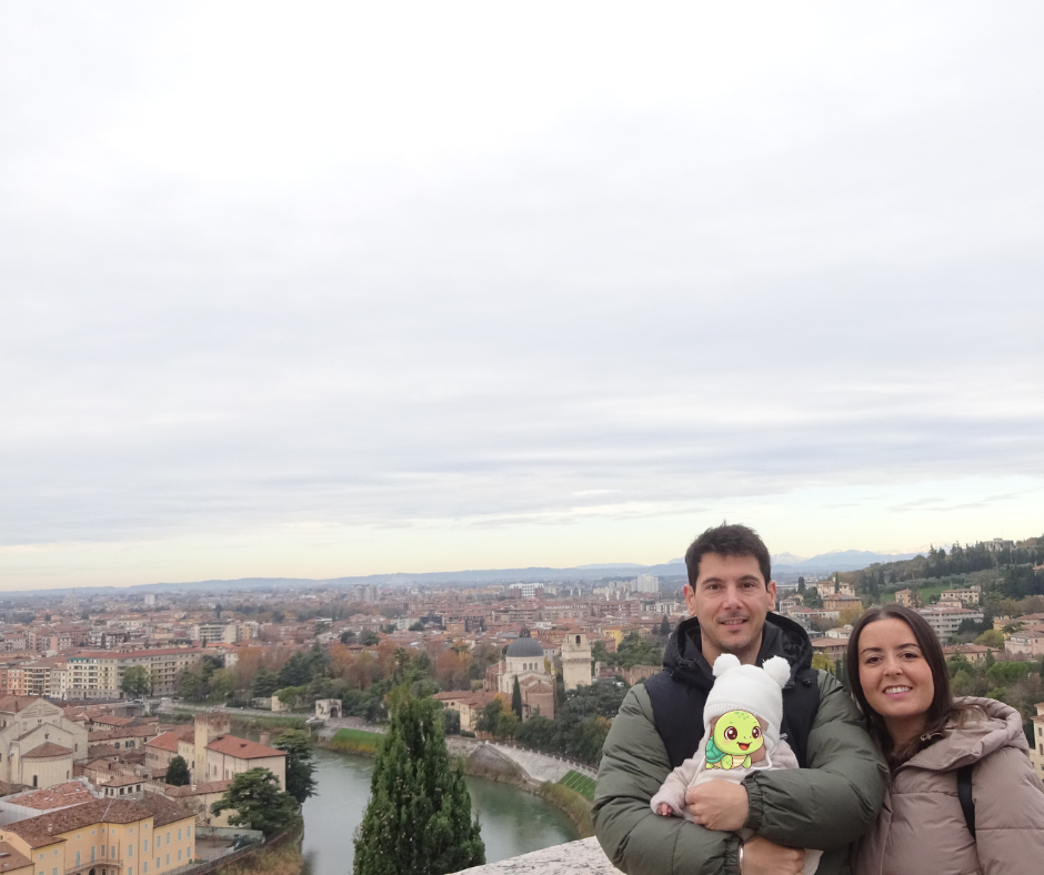 Pareja tartaruga de padres jóvenes con un bebé.
En un mirador de Italia. Al fondo Verona.