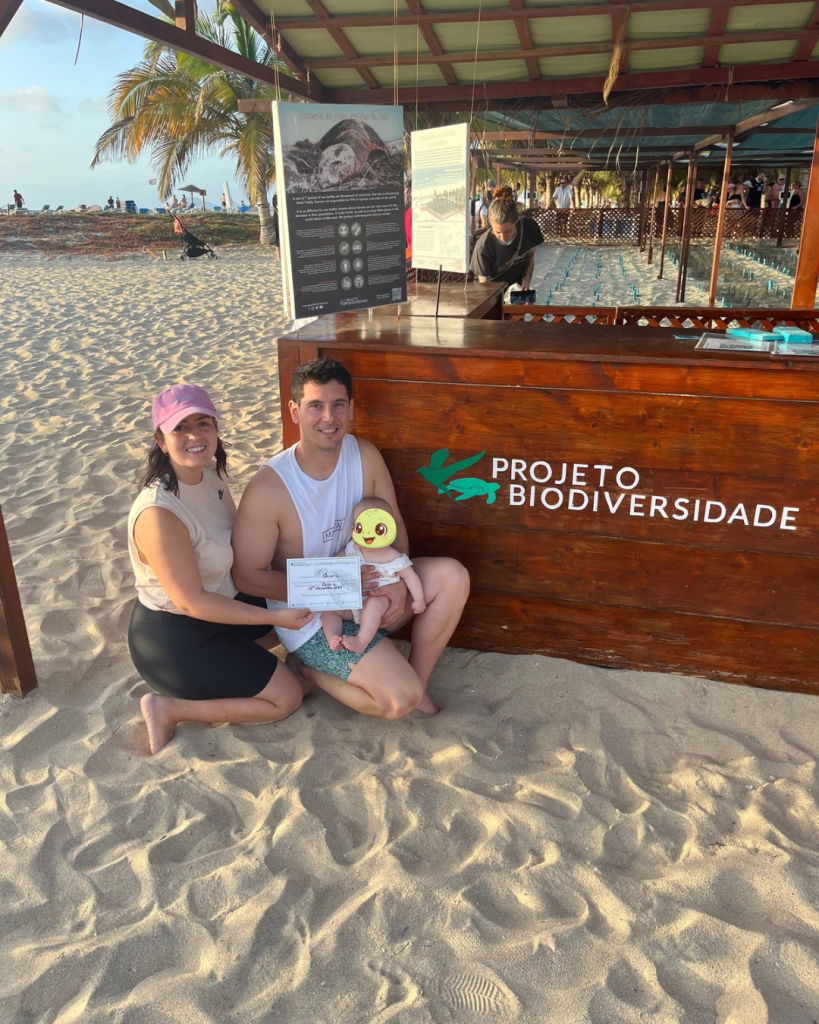 Mujer, hombre con un bebé en la playa