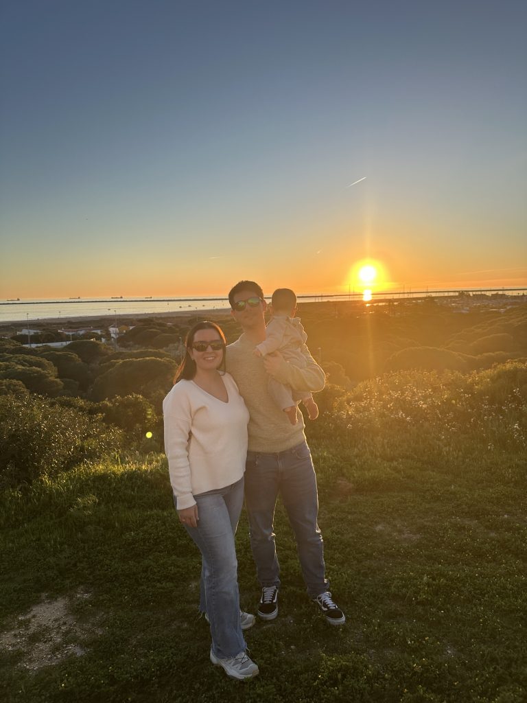 Pareja joven con bebé